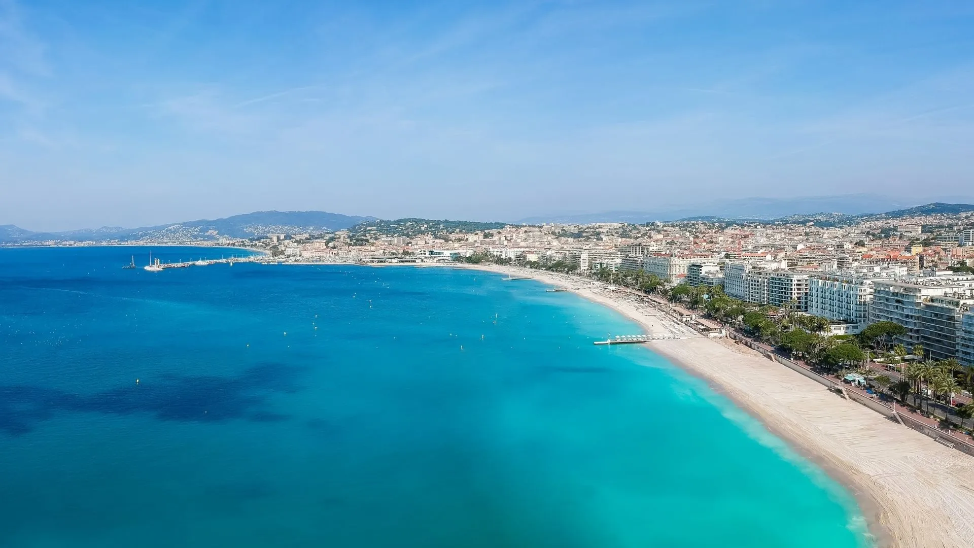 Baie de Cannes sur la Côte d'Azur en France, vue aérienne de la Croisette avec mer Méditerranée turquoise, ville hôte du festival international du film